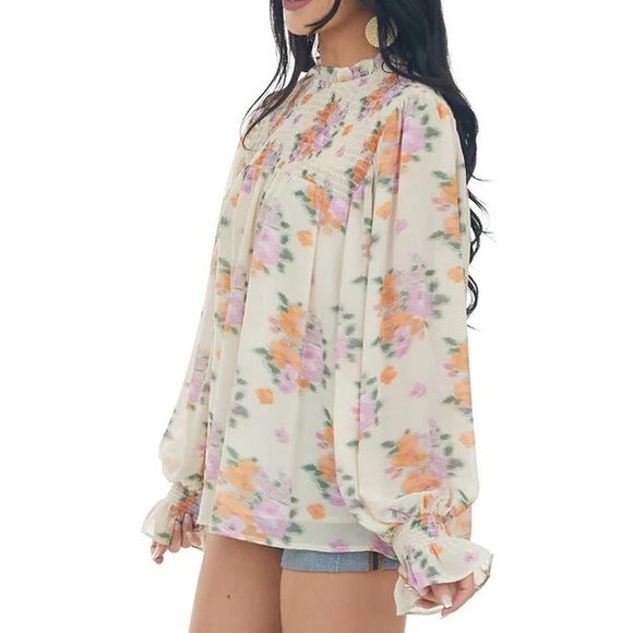 🆕 entro Light Sand Abstract Floral Print Smocked Yoke Blouse Sz M - Picture 4 of 12